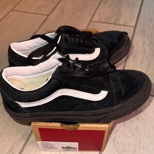 Vans Boy’s Unisex Classic Black and White Sneakers